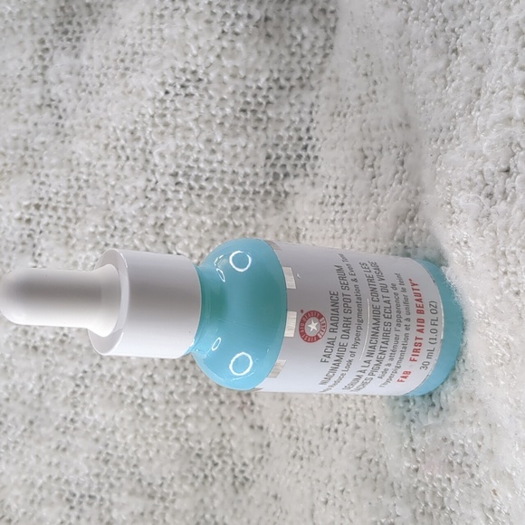 First Aid Beauty Facial Radiance Niacinamide Dark Spot Serum, 30ml/1.0f oz - Picture 2 of 16